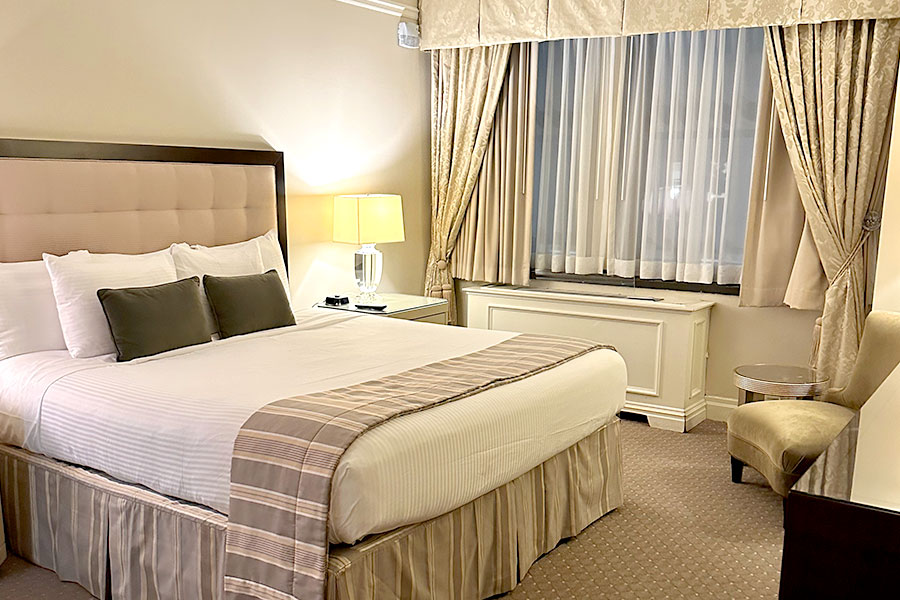 Warwick-Hotel-bedroom-900x600
