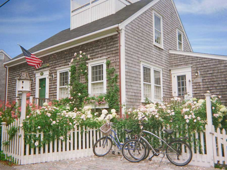 charming-cottage-in-nantucket-with-hydrangeas