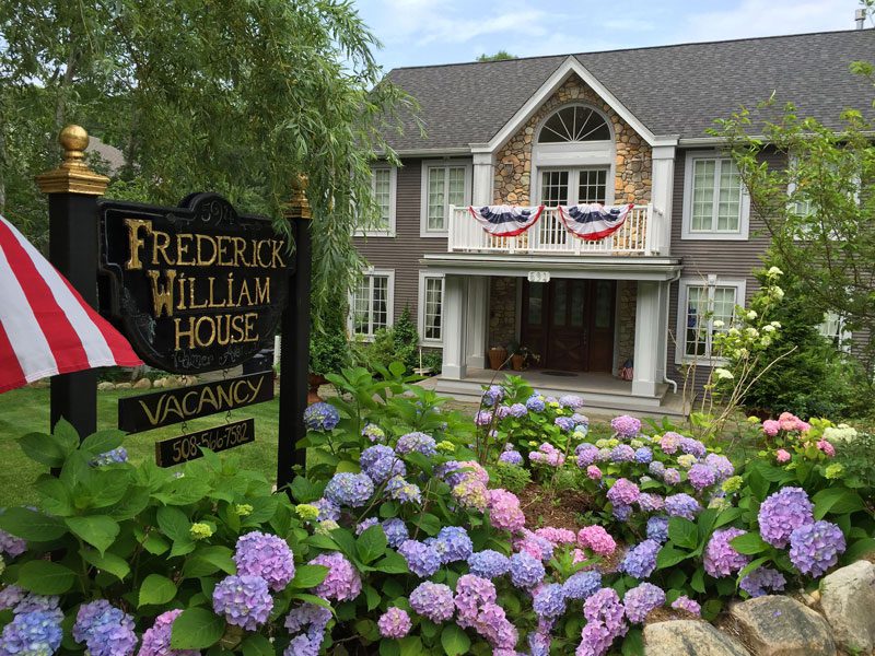 frederick-william-house-with-hydrangeas-in-cape-cod-falmouth-massachusetts